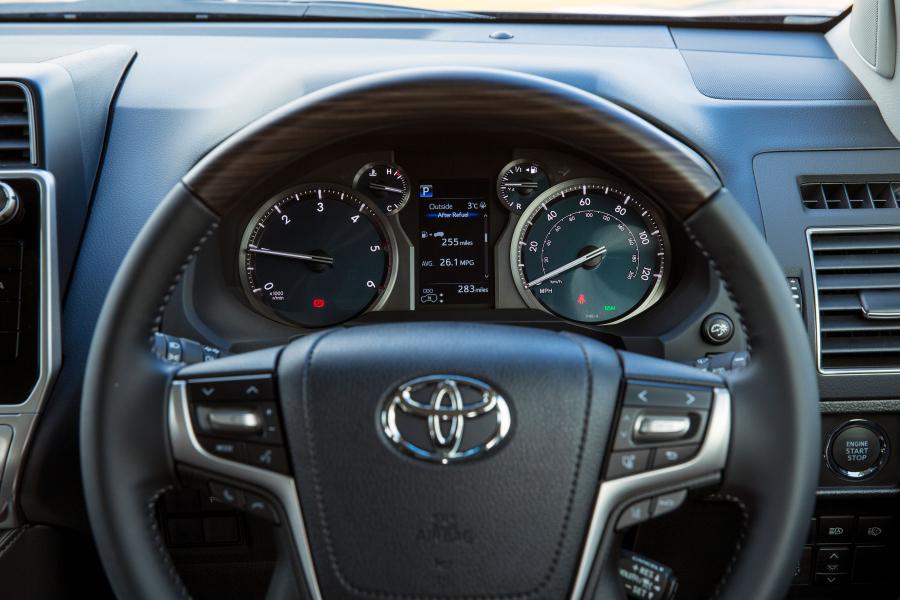 Панель приборов Toyota Land Cruiser Prado (150) 2018 года  (UK) (фото 7 из 40)